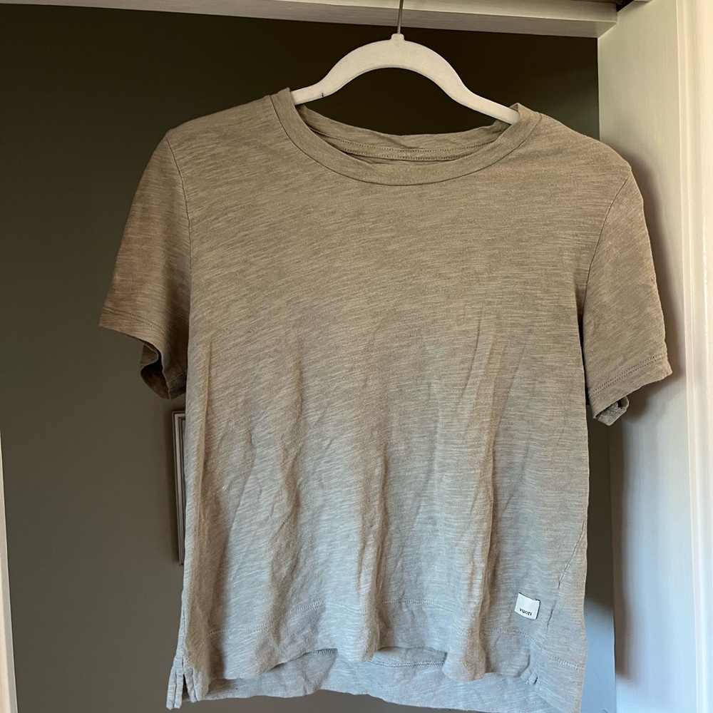 Vuori gray/sage geeen semi-cropped tshirt